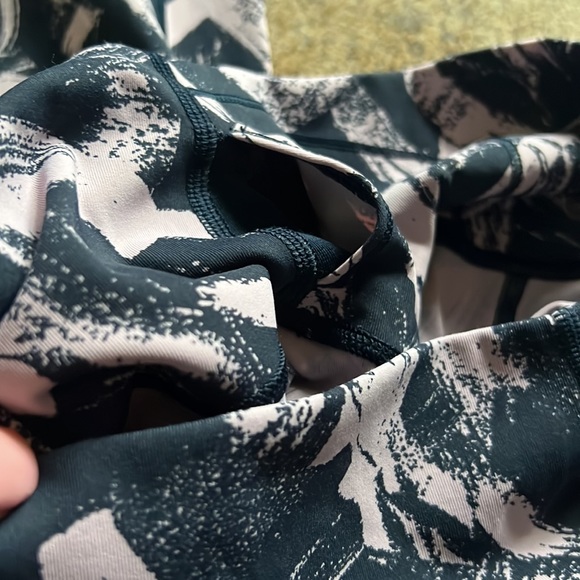 lululemon blue & pink size 4 leggings - Picture 4 of 4